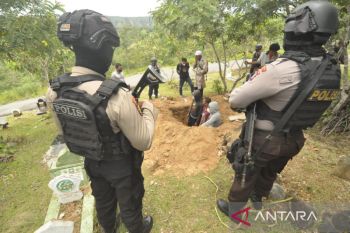 Polda Sulteng  makamkan jenazah Askar anggota kelompok MIT di kota Palu