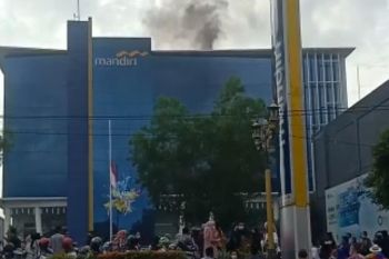 Bank Mandiri Area Mataram gelar simulasi kebakaran gedung