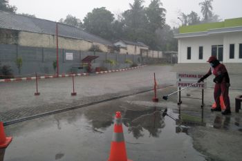 Hujan lebat berangin diprakirakan melanda sebagian besar wilayah