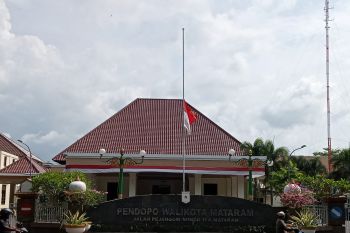 Gubernur NTB ke-4 wafat, Pemkot kibarkan bendera setengah tiang