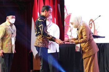 Governor commits to eradicating extreme poverty in East Java