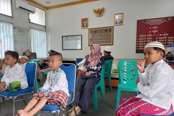 Lapas Rajabasa gelar sunatan massal dan berikan santunan kepada warga sekitar