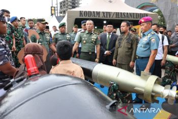 Wali Kota Makassar mengajak generasi milenial lebih mengenal alutsista TNI