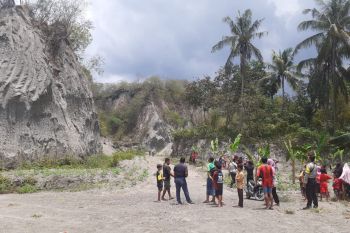 Ngeri! Nenek 60 tahun lompat dari tebing 27 meter di Wanasaba Lotim