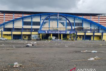 Depan Stadion Kanjuruhan tampak suasana sepi pada Minggu ini
