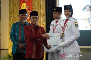 Apresiasi Paskibraka, PLN serahkan beasiswa pada hari jadi Provinsi Sumbar ke-77