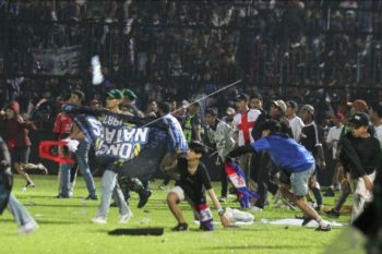 Kericuhan di laga Arema lawan Persebaya