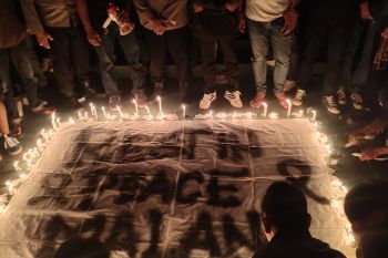 Kemarin, ratusan suporter Lampung adakan malam berkabung untuk tragedi Kanjuruhan