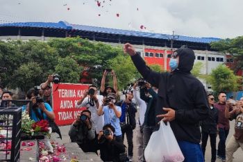 Aremania tabur bunga di Stadion Kanjuruhan Malang
