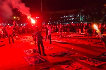 Suporter bola di Batam nyalakan 1.000 lilin untuk Tragedi Kanjuruhan