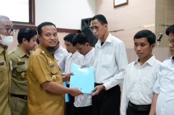 Sebanyak 12 disabilitas menerima SK non ASN dari Gubernur Sulsel