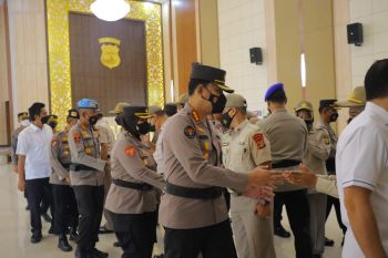 Kapolda Lampung pimpin upacara kenaikan pangkat PNS Polri