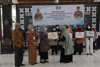 Pemkab Sleman serahkan bantuan pemberdayaan sosial total Rp1,3