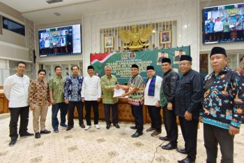 LKB serahkan dokumen pendirian lembaga masyarakat adat Betawi ke DPR