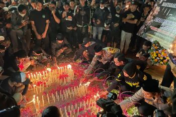 Ribuan bonekmania doa bersama untuk korban tragedi Kanjuruhan