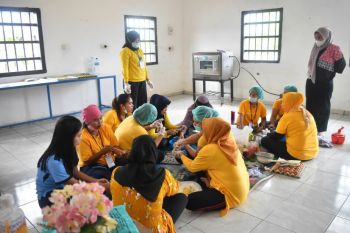 Narapidana Lapas Perempuan Kota Kendari dilatih membuat aneka kue kering