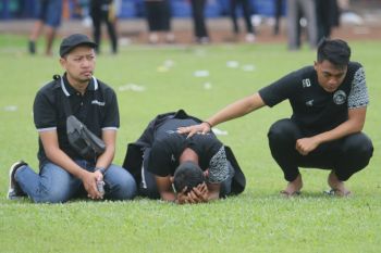 Pemain- pelatih Arema menangis saat tabur bunga di Kanjuruhan