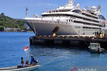 Kapal pesiar Le Soleal berbendera Perancis bawa 201 wisman kunjungi Jayapura