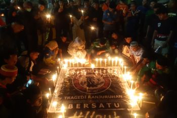 Suporter sepak bola di Kota Jayapura gelar aksi menyalakan lilin