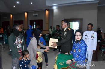 Korem 143/Haluoleo membagikan bansos kepada keluarga stunting di Sultra