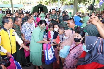 Pangdam Hasanuddin salurkan paket sembako cegah stunting