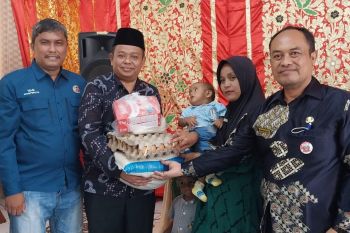 Cegah stunting, Semen Padang serahkan gizi tambahan di Kecamatan Pauh