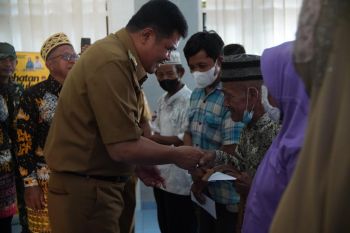 Bupati Musa Ahmad berikan bantuan BLT DD kepada masyarakat Kampung Gunung Batin Udik