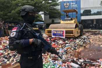 Bea Cukai musnahkan minuman beralkohol dan rokok ilegal  senilai Rp10 miliar