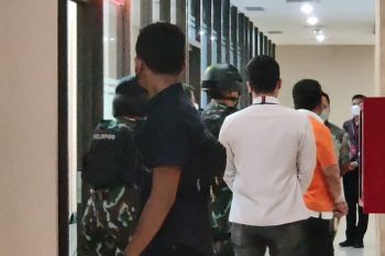 Ferdy Sambo keluar dari ruang pemeriksaan kesehatan Bareskrim Polri
