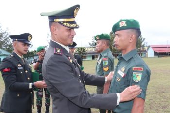 Empat prajurit Yonif 756/WMS mendapat penghargaan Kasad