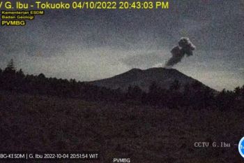 Warga tak beraktivitas radius 2 kilometer dari Gunung Ibu