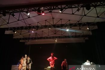 Teater 16 Lombok Timur sukses berkolaborasi bawakan karya Max Arifin