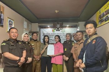 Kejari Pesawaran selesaikan kasus penjual es beli ponsel curian lewat "Restoratif Justice"