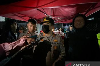 Polisi sisir lokasi tembok ambruk MTSN 19 Cilandak yang tewaskan tiga siswa