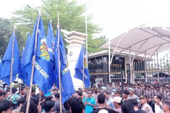 Ratusan massa KNPI Sumbar minta Ade Armando ditangkap di Mapolda Sumbar