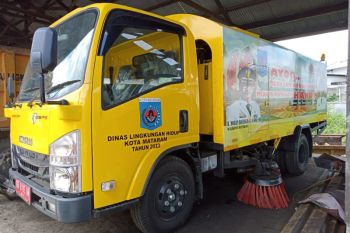 Mesin penyapu jalan Mataram kumpulkan 12 kuintal sampah sehari