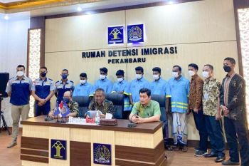 Kemenkumham Riau deportasi 6 WN Bangladesh ke negara asalnya