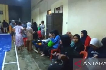 Puluhan warga di Sukabumi mengungsi akibat banjir