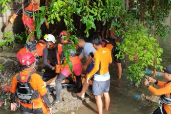 Tim SAR gabungan evakuasi jasad mahasiswa yang terseret banjir di Denpasar