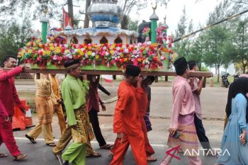 Warga gelar pawai bunga rampai peringati Maulid Nabi di Natuna