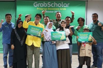Para anak mitra berprestasi di Mataram raih beasiswa Grab