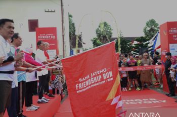 Wali Kota Makassar melepas peserta Bank Jateng Friendship Run