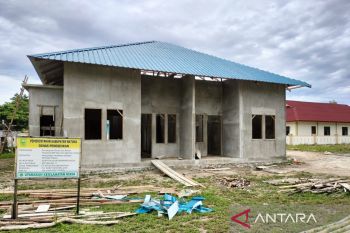 Guru daerah 3T di Natuna terima bantuan rumah dinas