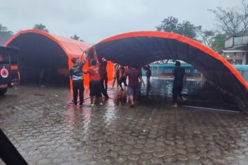 Atap SDN Gelang 7 ambruk, BPBD Jember dirikan tenda darurat untuk belajar