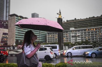 Hujan sedang hingga lebat di sebagian besar wilayah Indonesia