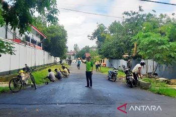 Dandim 1424 Sinjai berbaur dengan warga kerja bakti jelang Porprov Sulsel