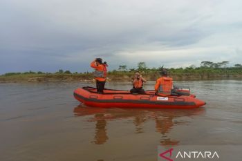 Basarnas Kendari mencari warga terseret arus sungai di Konawe Selatan