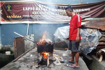 Narapidana Lapas Rajabasa ubah sampah jadi paving blok
