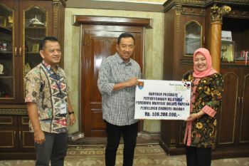 Bank Jateng Cilacap serahkan bantuan pemulihan ekonomi Rp536.200.000