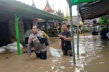 Polres Sumbawa membantu korban banjir bandang